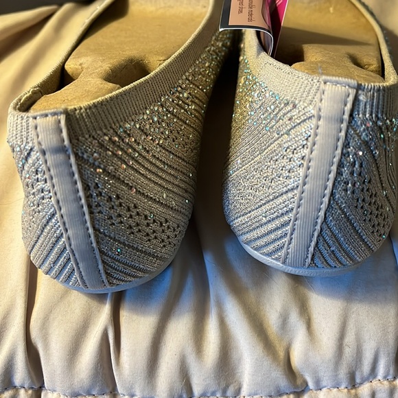 Cleo’s by Skechers - NWT in box, glitzy daze slip on flats, 8 1/2, never worn - Picture 4 of 6
